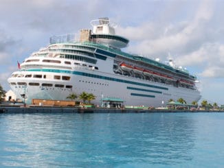 Kreuzfahrtschiff im Hafen von Nassau
