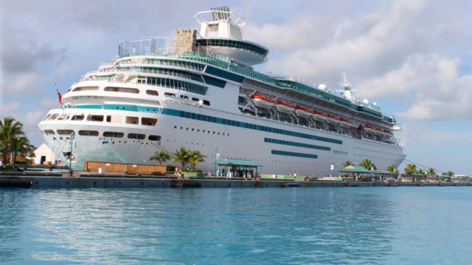 Kreuzfahrtschiff im Hafen von Nassau
