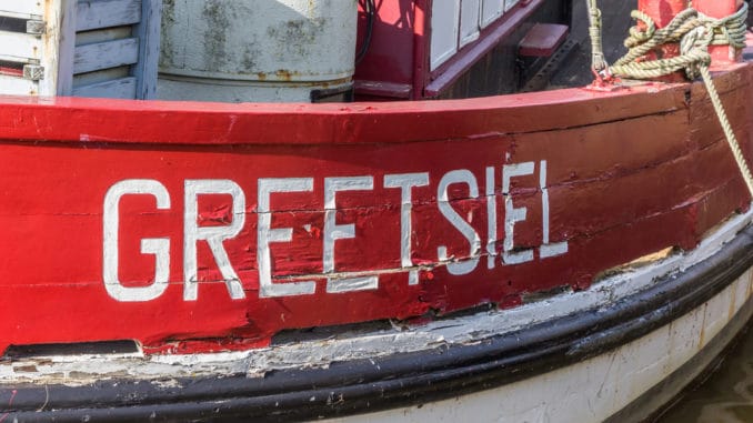 Schriftzug Greetsiel auf einem Boot