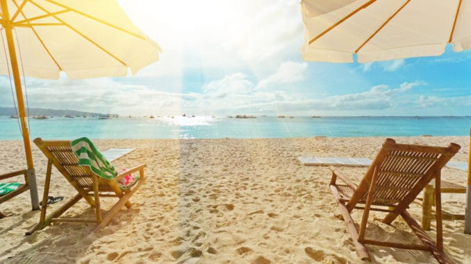 2 Stühle und Sonnenschirme am Strand