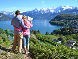 Wanderer in der Schweiz schauen auf die Karte