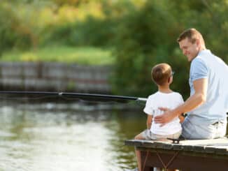 Vater und Sohn angeln gemeinsam