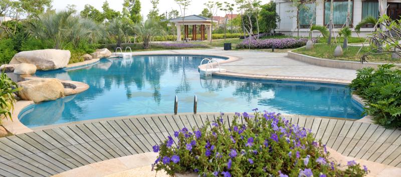 Strandfeeling im eigenen Garten: So gestalten Sie Ihren Pool wie am ...