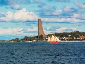 Blick vom Wasser auf Laboe