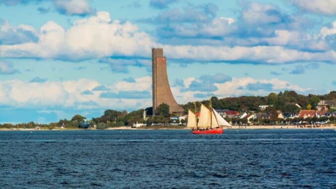 Blick vom Wasser auf Laboe